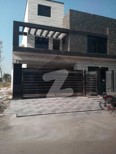 چنار باغ ۔ جہلم بلاک توسیع چنار باغ,لاہور میں 2 کمروں کا 5 مرلہ بالائی پورشن 22.0 ہزار میں کرایہ پر دستیاب ہے۔