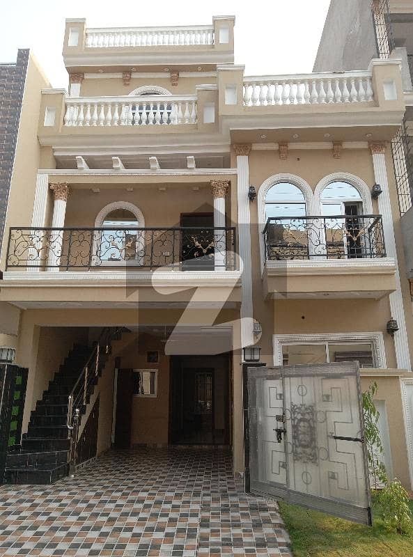 سن فورٹ گارڈنز لاہور میں 5 کمروں کا 5 مرلہ مکان 2.4 کروڑ میں برائے فروخت۔