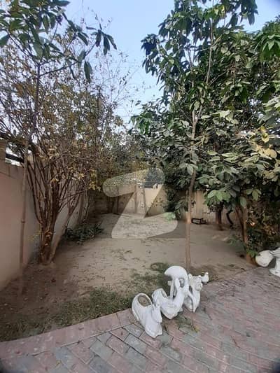 این ایف سی 1 لاہور میں 11 کمروں کا 2 کنال مکان 12.5 کروڑ میں برائے فروخت۔