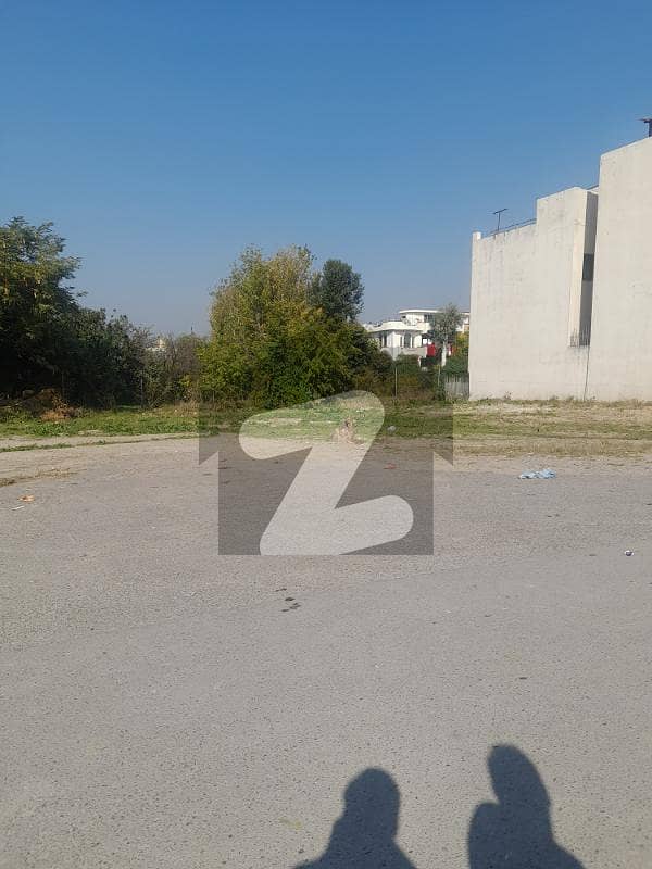 I-8.40x80 corner plot axtra land available for sale more options available more information Malik Khalid 0333 5952348