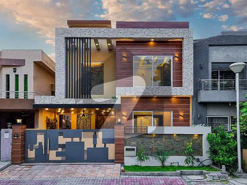 10 Marla Beautiful House In Bahria Town