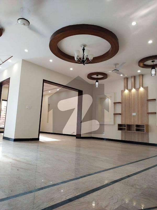 بحریہ ٹاؤن ۔ غزنوی بلاک بحریہ ٹاؤن ۔ سیکٹر ایف,بحریہ ٹاؤن,لاہور میں 5 کمروں کا 17 مرلہ مکان 2.4 لاکھ میں کرایہ پر دستیاب ہے۔