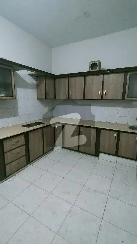 CLIFTON BLOCK 9 SMALL COMPLEX 3BEDROOMS SPACIOUS MEAN ROAD FLAT FOR SALE