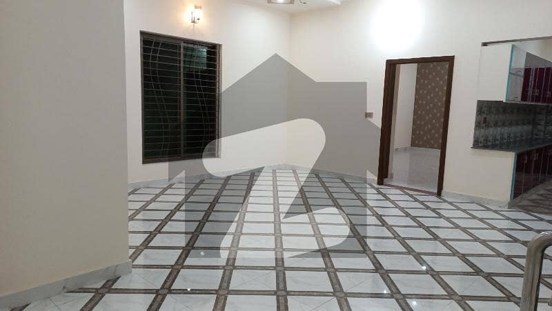 خیابان کالونی 2 فیصل آباد میں 5 کمروں کا 10 مرلہ مکان 2.6 کروڑ میں برائے فروخت۔
