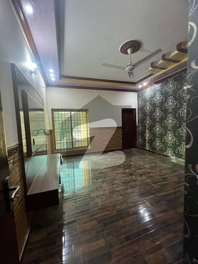 مسلم ٹاؤن فیصل آباد میں 6 کمروں کا 7 مرلہ مکان 2.2 کروڑ میں برائے فروخت۔
