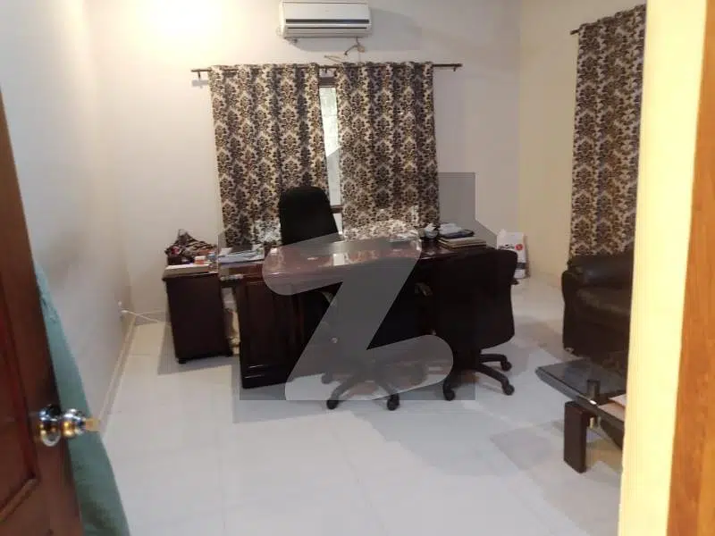 250 Square Yards Townhouse For Silent Commercial Use, Available For Rent.