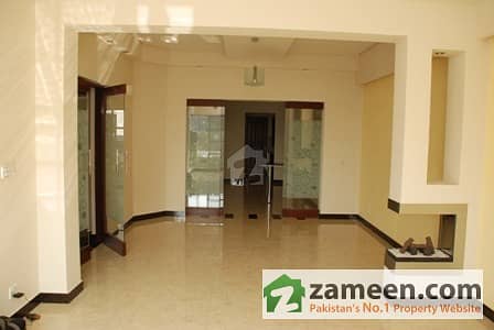 Model town 2k7m old bungalow is available , 95 front, single story 5 beds