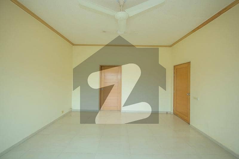 ڈی ایچ اے فیز 1 - بلاک ای فیز 1,ڈیفنس (ڈی ایچ اے),لاہور میں 5 کمروں کا 2 کنال مکان 3.8 لاکھ میں کرایہ پر دستیاب ہے۔