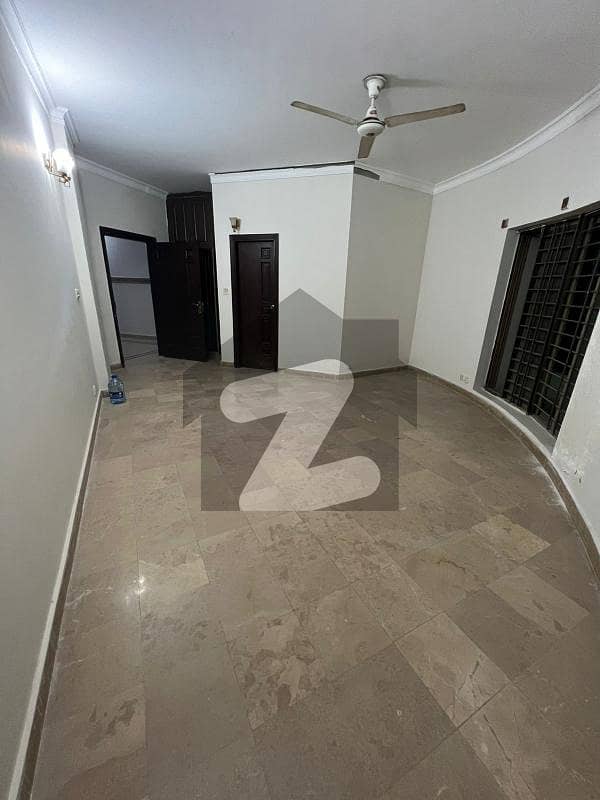 1 MASTER BEDROOM IN F-11 MARKAZ AVAILABLE FOR RENT