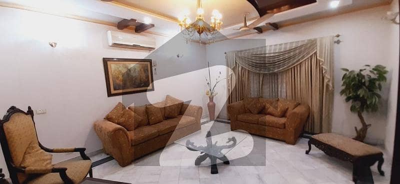 گلبرگ لاہور میں 11 کمروں کا 2 کنال مکان 7.0 لاکھ میں کرایہ پر دستیاب ہے۔
