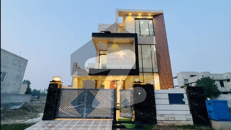 10 Marla Luxurious House Near To Park, Ring Road