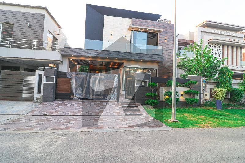 DHA PHASE 8 Beautiful10 Marla House for Sale Available