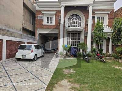 شوکت خانم روڈ لاہور میں 6 کمروں کا 1 کنال مکان 2.8 لاکھ میں کرایہ پر دستیاب ہے۔