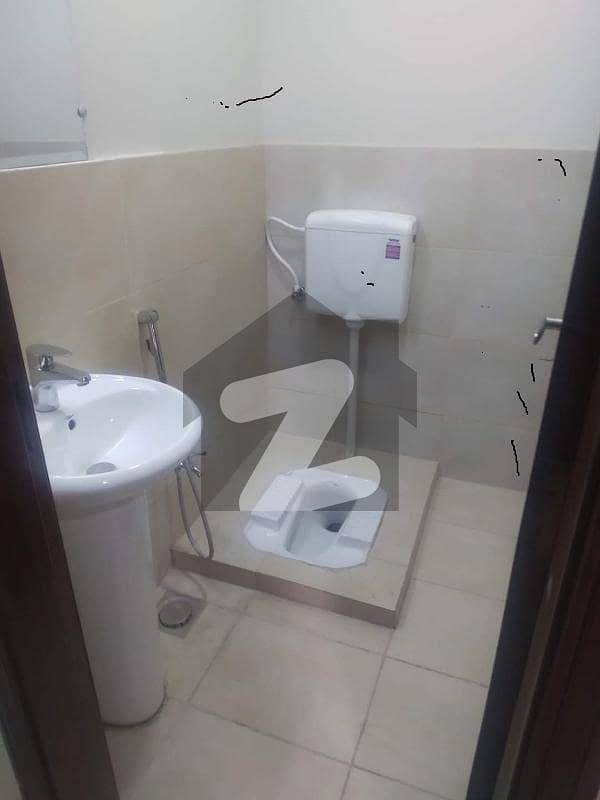 10 MARLA 3 BED FLAT AVAILABLE FOR RENT WITH GAS IN ASKARI 11