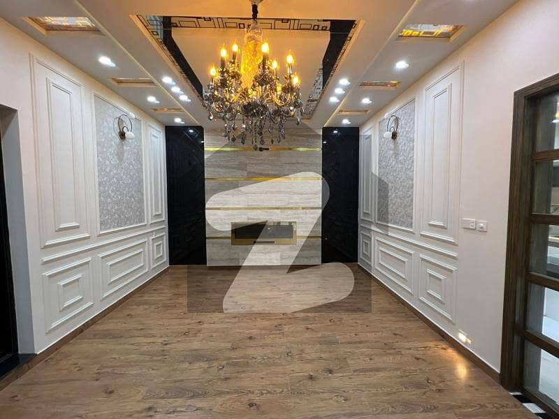 کینال روڈ فیصل آباد میں 5 کمروں کا 12 مرلہ مکان 7.85 کروڑ میں برائے فروخت۔