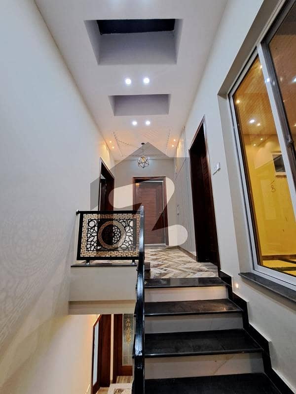کینال روڈ فیصل آباد میں 5 کمروں کا 7 مرلہ مکان 3.75 کروڑ میں برائے فروخت۔