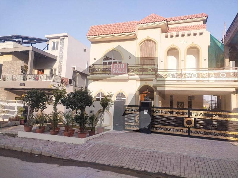 بحریہ ٹاؤن فیز 8 بحریہ ٹاؤن راولپنڈی,راولپنڈی میں 5 کمروں کا 10 مرلہ مکان 5.35 کروڑ میں برائے فروخت۔