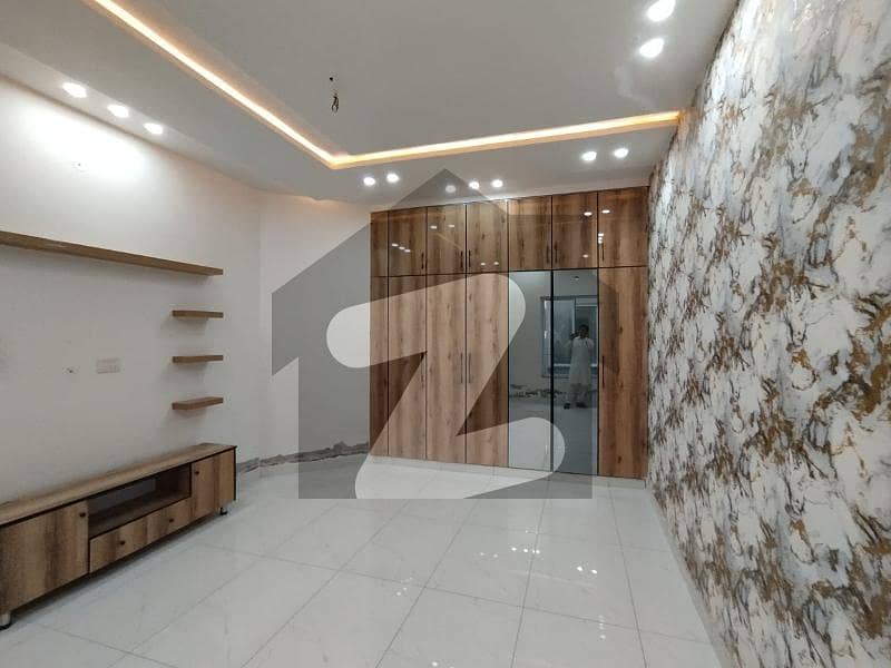 سعید کالونی فیصل آباد میں 6 کمروں کا 10 مرلہ مکان 4.0 کروڑ میں برائے فروخت۔
