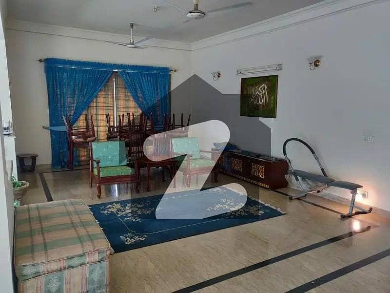 گلبرگ لاہور میں 6 کمروں کا 1 کنال مکان 3.5 لاکھ میں کرایہ پر دستیاب ہے۔