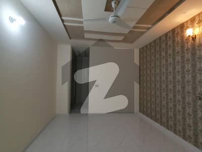 خیابان کالونی 2 فیصل آباد میں 5 کمروں کا 10 مرلہ مکان 2.7 کروڑ میں برائے فروخت۔