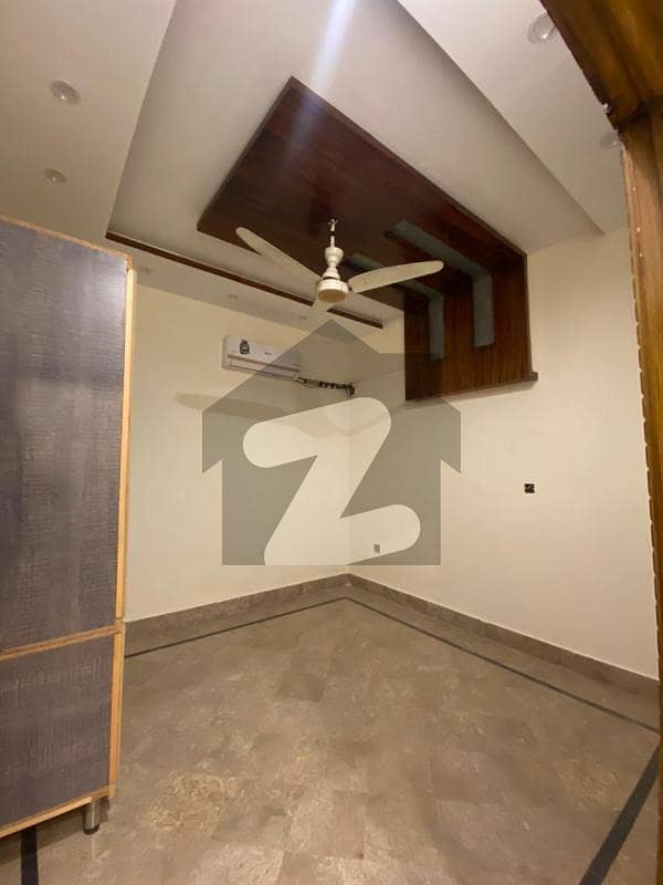 جموں روڈ سیالکوٹ میں 3 کمروں کا 3 مرلہ مکان 1.6 کروڑ میں برائے فروخت۔