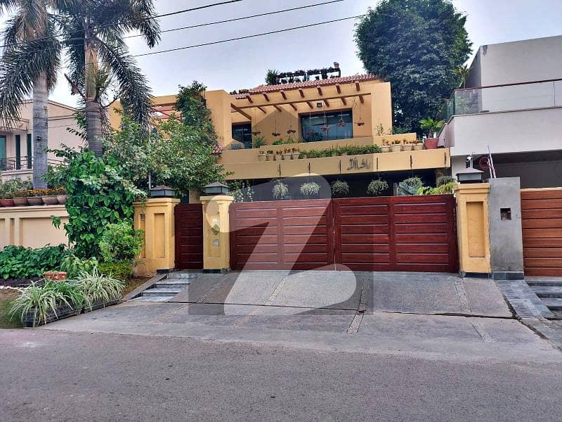 1 Kanal Used Modern Bungalow For Sale At Prime Location Phase 4