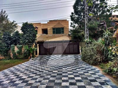 ڈی ایچ اے فیز 4 ڈیفنس (ڈی ایچ اے),لاہور میں 5 کمروں کا 1 کنال مکان 6.3 کروڑ میں برائے فروخت۔