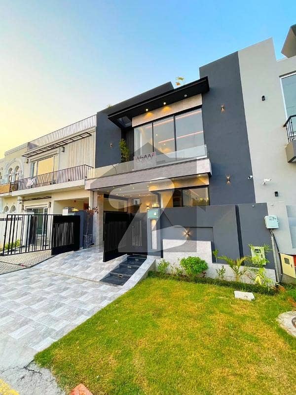 5 marla beautiful lavish house available for sale in DHA 9 Town
