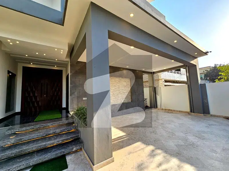 Ultra-Modern Brand-New House Is For Sale