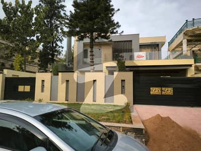 AN EXCELLENT HOUSE/ 666 SQ YARDS/ CORNER/ BRAND NEW CODNDITION/ FULLY REFURBISHED/ F-11/2 IS AVAILABLE FOR SALE.