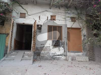 غلام محمد آباد فیصل آباد میں 4 کمروں کا 3 مرلہ مکان 40.0 ہزار میں کرایہ پر دستیاب ہے۔