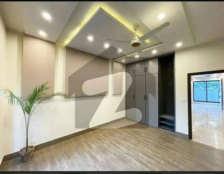 ONE KANNAL BEAUTIFUL HOUSE FOR RENT AVAILABLE WITH SERVANT QUARTER STUDY ROOM FACING PARK
