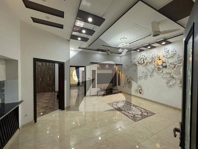 ڈی سی کالونی - مہران بلاک ڈی سی کالونی,گوجرانوالہ میں 5 کمروں کا 10 مرلہ مکان 3.85 کروڑ میں برائے فروخت۔
