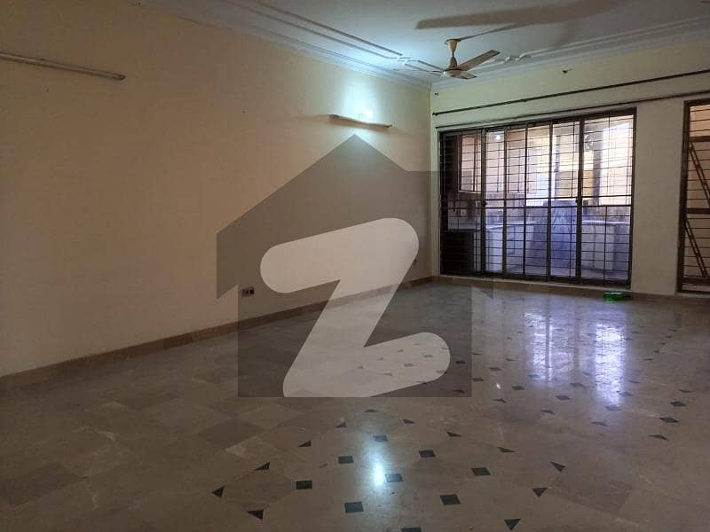 1 kanal upper portion with 3bed neat and clean near emporium Mall