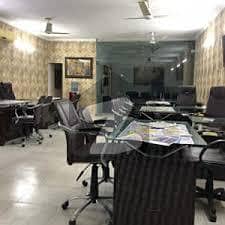گلبرگ لاہور میں 11 مرلہ دفتر 3.5 لاکھ میں کرایہ پر دستیاب ہے۔