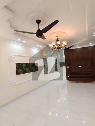 پاک عرب ہاؤسنگ سوسائٹی لاہور میں 6 کمروں کا 6 مرلہ مکان 2.1 کروڑ میں برائے فروخت۔