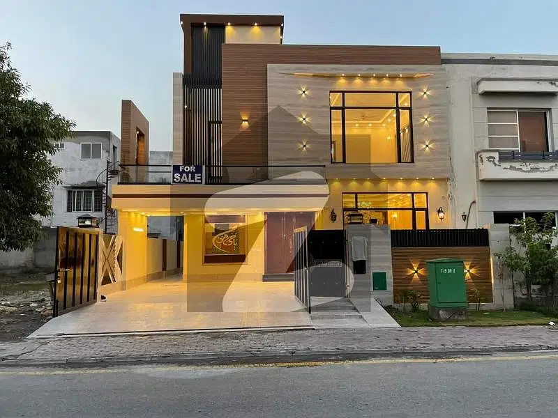 Modern 5-Bedroom House in Bahria Town, Lahore