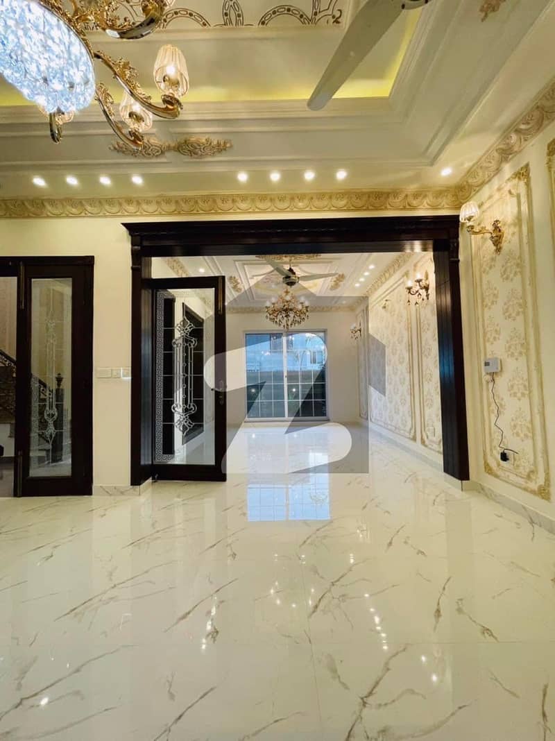 Modern PALACE AVAILABLE FOR SALE IN LDA AVENUE BLOCK J WITH GAS AND ALL FACILITIES