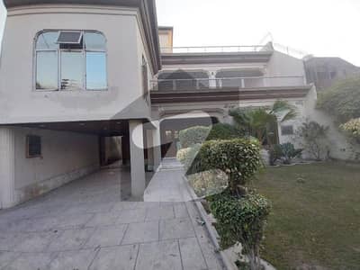 گارڈن ٹاؤن - احمد بلاک گارڈن ٹاؤن,لاہور میں 6 کمروں کا 1 کنال مکان 7.5 کروڑ میں برائے فروخت۔