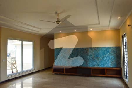 01 KANAL UNIQUE & COZY HOUSE FOR SALE IN DHA PHASE 5