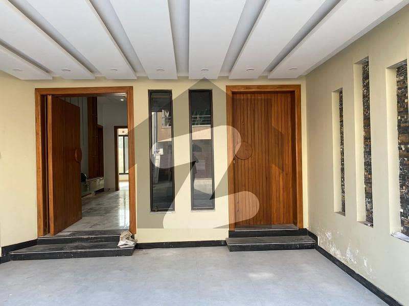 بحریہ ٹاؤن فیز 8 بحریہ ٹاؤن راولپنڈی,راولپنڈی میں 5 کمروں کا 7 مرلہ مکان 2.5 کروڑ میں برائے فروخت۔
