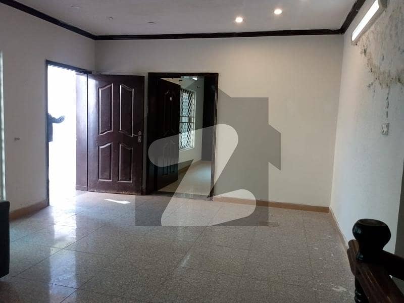 گلبرگ 3 گلبرگ,لاہور میں 5 کمروں کا 1 کنال مکان 4.0 لاکھ میں کرایہ پر دستیاب ہے۔