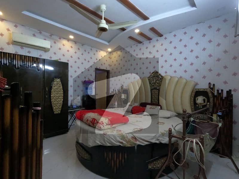 راشد منہاس روڈ کراچی میں 5 کمروں کا 8 مرلہ مکان 6.0 کروڑ میں برائے فروخت۔
