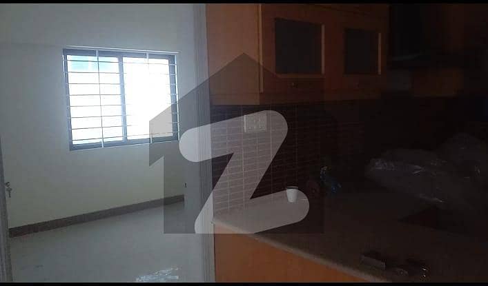 جناح ایونیو کراچی میں 3 کمروں کا 8 مرلہ فلیٹ 1.5 کروڑ میں برائے فروخت۔