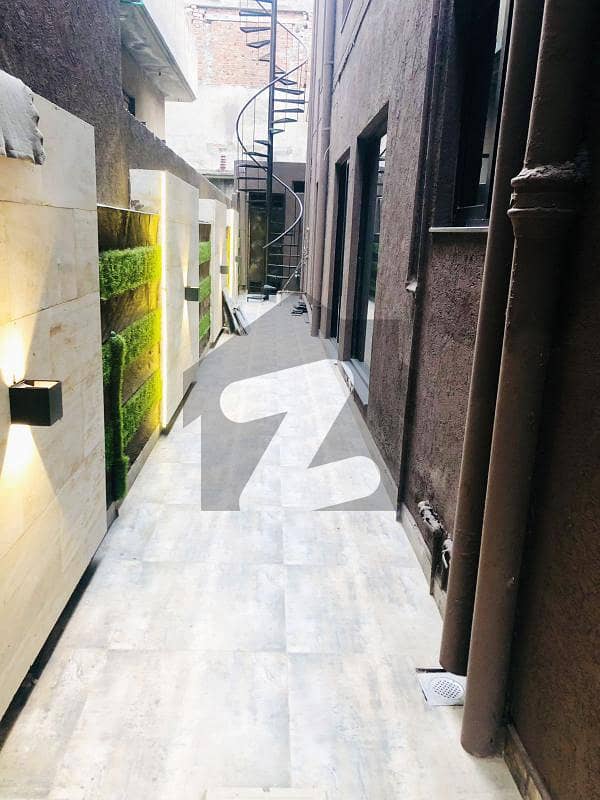 جوہر ٹاؤن لاہور میں 6 کمروں کا 12 مرلہ مکان 5.7 کروڑ میں برائے فروخت۔