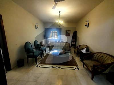 باتھ آئی لینڈ کراچی میں 4 کمروں کا 6 مرلہ مکان 5.75 کروڑ میں برائے فروخت۔