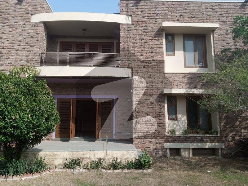 ARCHITECT 1000 SQYD BUNGALOW AVAILABLE FOR RENT