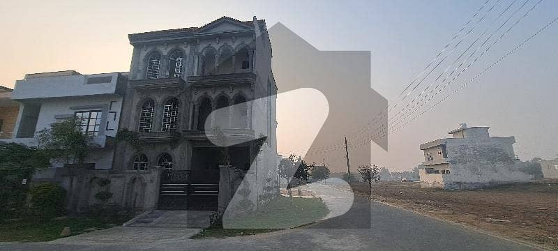 سینٹرل پارک ہاؤسنگ سکیم لاہور میں 5 کمروں کا 6 مرلہ مکان 1.8 کروڑ میں برائے فروخت۔