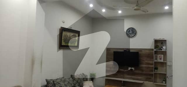 لارنس روڈ لاہور میں 6 کمروں کا 4 مرلہ مکان 3.2 کروڑ میں برائے فروخت۔