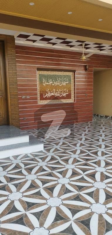 شوکت خانم روڈ لاہور میں 6 کمروں کا 1 کنال مکان 1.5 لاکھ میں کرایہ پر دستیاب ہے۔